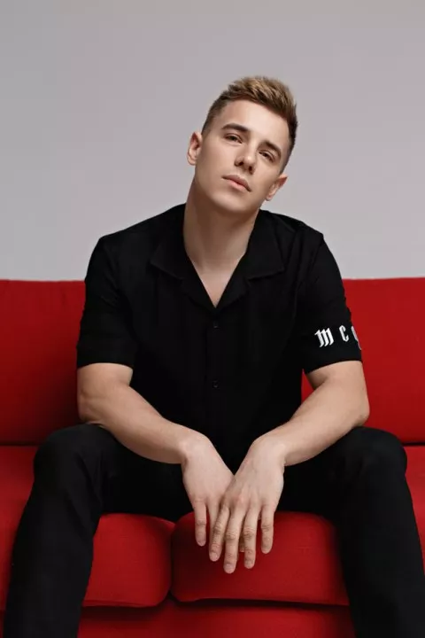 OLEYNIK: «Девушка должна оставаться скромной, умной, интеллигентной, с чувством юмора, и чем-то заниматься» - 1 OLEYNIK: «Девушка должна оставаться скромной, умной, интеллигентной, с чувством юмора, и чем-то заниматься» - 1 - изображение