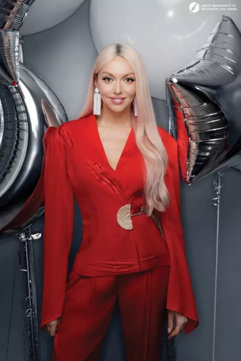 Помятые, но живые: Оля Полякова, Надя Дорофеева и Даша Астафьева призвали украинцев пристегиваться в авто - 2 Помятые, но живые: Оля Полякова, Надя Дорофеева и Даша Астафьева призвали украинцев пристегиваться в авто - 2 - изображение