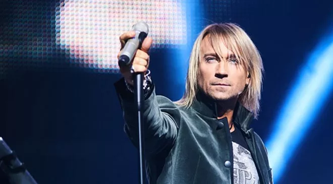 Man in red: Олег Винник восхитил ярким аутфитом - 1 - изображение