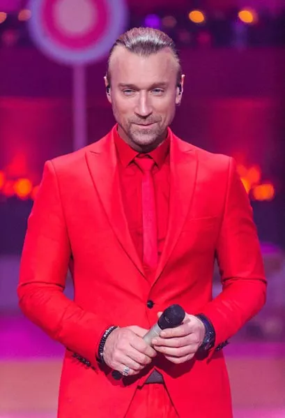 Man in red: Олег Винник восхитил ярким аутфитом - 2 - изображение