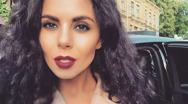 Настя Каменских покрасовалась в полупрозрачном платье с перьями - 1 Настя Каменских покрасовалась в полупрозрачном платье с перьями - 1 - изображение