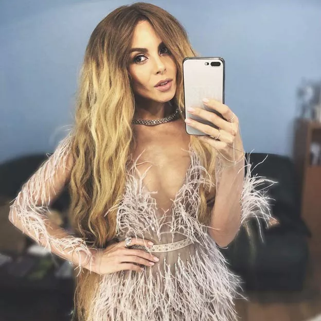 Настя Каменских покрасовалась в полупрозрачном платье с перьями - 2 Настя Каменских покрасовалась в полупрозрачном платье с перьями - 2 - изображение