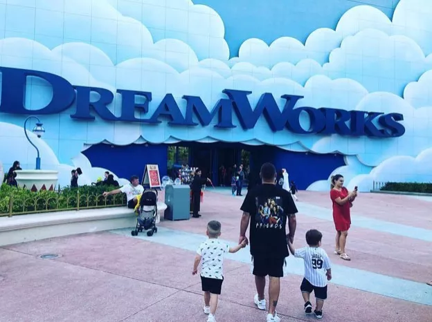 Монатик поделился редким снимком с сыновьями - 2 - изображение