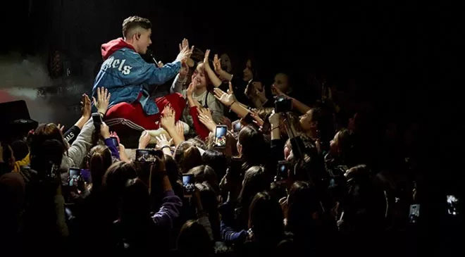 ПРЕДАННЫЕ ФАНАТЫ ПРЕОДОЛЕЛИ СОТНИ КИЛОМЕТРОВ РАДИ СОЛЬНОГО КОНЦЕРТА ЗВЕЗДЫ СЕРИАЛА «ШКОЛА» - 1 ПРЕДАННЫЕ ФАНАТЫ ПРЕОДОЛЕЛИ СОТНИ КИЛОМЕТРОВ РАДИ СОЛЬНОГО КОНЦЕРТА ЗВЕЗДЫ СЕРИАЛА «ШКОЛА» - 1 - изображение