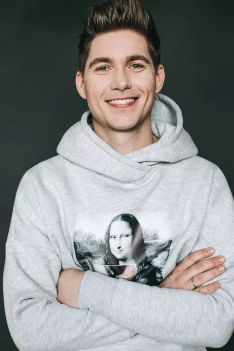 Владимир Остапчук презентовал пародию, наполненную ностальгией и взрывным юмором на песню группы «Время и Стекло» - 3 Владимир Остапчук презентовал пародию, наполненную ностальгией и взрывным юмором на песню группы «Время и Стекло» - 3 - изображение