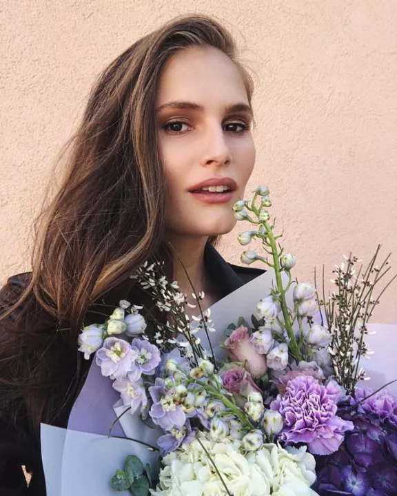 Алла Костромичева дефилировала в платье весом 40 кг - 1 Алла Костромичева дефилировала в платье весом 40 кг - 1 - изображение