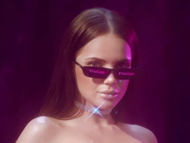 РЕНАТА ШТИФЕЛЬ ПРЕЗЕНТУЕТ НОВЫЕ ТРЕК ТЫСЯЧИ СТРАЗ, ПЕРЬЯ И МНОГО ВАНИЛИ В НОВОМ ВИДЕО РЕНАТЫ ШТИФЕЛЬ 90-Е ПРОДОЛЖАЮТ ВОЗВРАЩАТЬСЯ НА СЦЕНУ - 3 РЕНАТА ШТИФЕЛЬ ПРЕЗЕНТУЕТ НОВЫЕ ТРЕК ТЫСЯЧИ СТРАЗ, ПЕРЬЯ И МНОГО ВАНИЛИ В НОВОМ ВИДЕО РЕНАТЫ ШТИФЕЛЬ 90-Е ПРОДОЛЖАЮТ ВОЗВРАЩАТЬСЯ НА СЦЕНУ - 3 - изображение