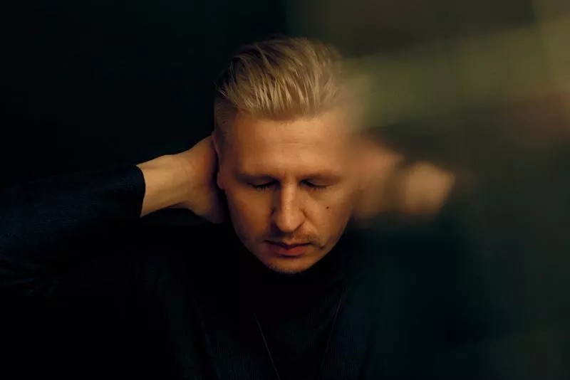 Новый клип Фиолет: танец чувств на фоне химических реакций - 3 Новый клип Фиолет: танец чувств на фоне химических реакций - 3 - изображение