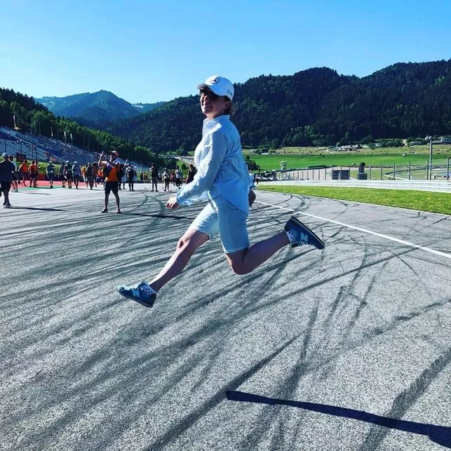 Автогонки вместо моря: ведущая «Вікна-новини» Ольга Кучер отправилась в Австрию на «Формулу 1» - 4 Автогонки вместо моря: ведущая «Вікна-новини» Ольга Кучер отправилась в Австрию на «Формулу 1» - 4 - изображение