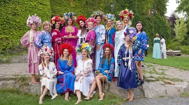 Традиції та краса: у Радомислі відбулося етно-фешн-шоу “Аристократична Україна” - 1 Традиції та краса: у Радомислі відбулося етно-фешн-шоу “Аристократична Україна” - 1 - изображение