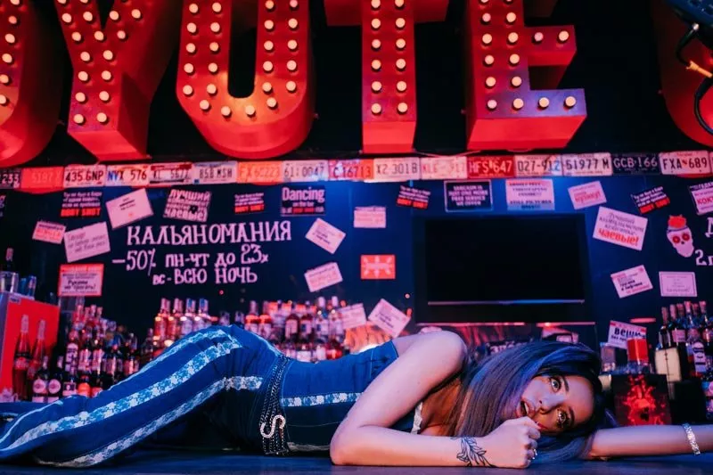 «Лох»: флешбэк в 2000-е в новом клипе группы «Время и Стекло» - 5 «Лох»: флешбэк в 2000-е в новом клипе группы «Время и Стекло» - 5 - изображение