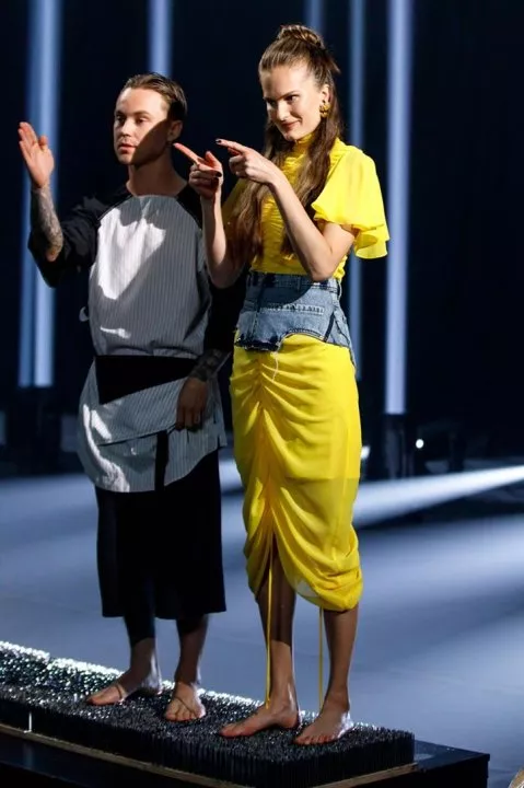 Алла Костромичева прошлась по подиуму из 30 тысяч гвоздей - 2 Алла Костромичева прошлась по подиуму из 30 тысяч гвоздей - 2 - изображение