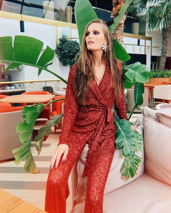 В чем встретить Новый год 2020: платья цвета металлик и комбинезоны - 2 В чем встретить Новый год 2020: платья цвета металлик и комбинезоны - 2 - изображение