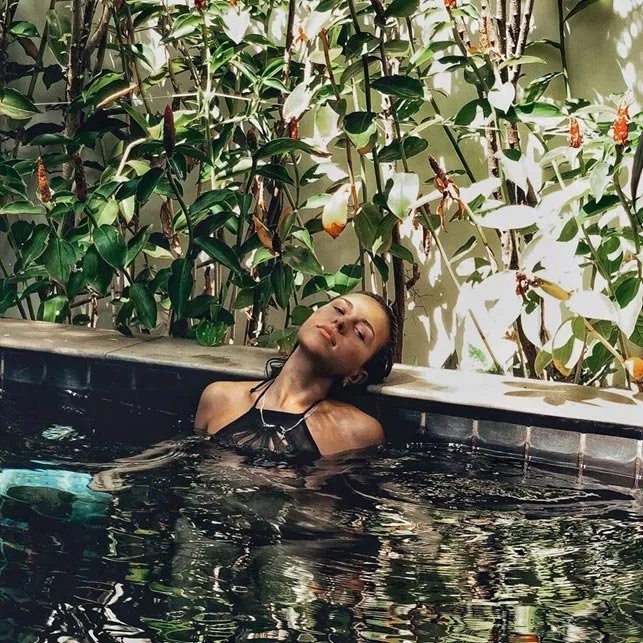 Звездная косметичка: Актриса Анастасия Чепелюк рассказала, как заботится о коже - 2 Звездная косметичка: Актриса Анастасия Чепелюк рассказала, как заботится о коже - 2 - изображение