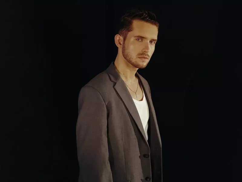 Первый рейс этой весны: Денис Реконвальд презентовал сингл «Самолет» - 3 Первый рейс этой весны: Денис Реконвальд презентовал сингл «Самолет» - 3 - изображение