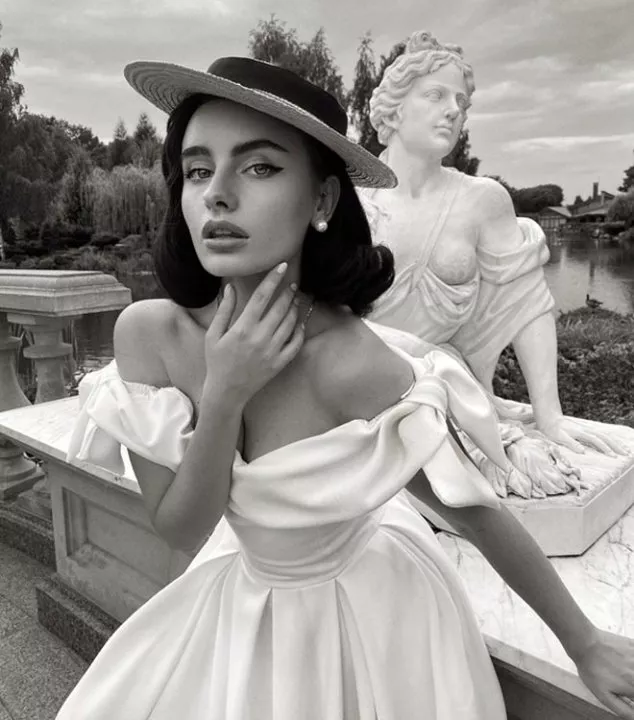 Каріна Лірчук: «У школі мене часто принижували через «дивний» одяг» - 1 Каріна Лірчук: «У школі мене часто принижували через «дивний» одяг» - 1 - изображение