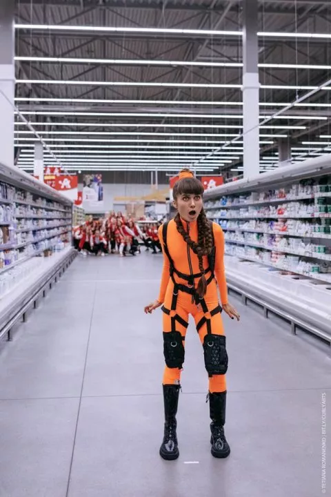 Jerry Heil стала кур'єром зі служби доставки - 1 Jerry Heil стала кур'єром зі служби доставки - 1 - изображение