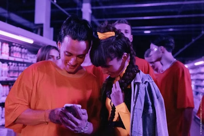 Jerry Heil стала кур'єром зі служби доставки - 3 Jerry Heil стала кур'єром зі служби доставки - 3 - изображение