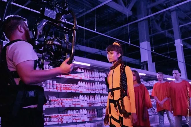 Jerry Heil стала кур'єром зі служби доставки - 4 Jerry Heil стала кур'єром зі служби доставки - 4 - изображение