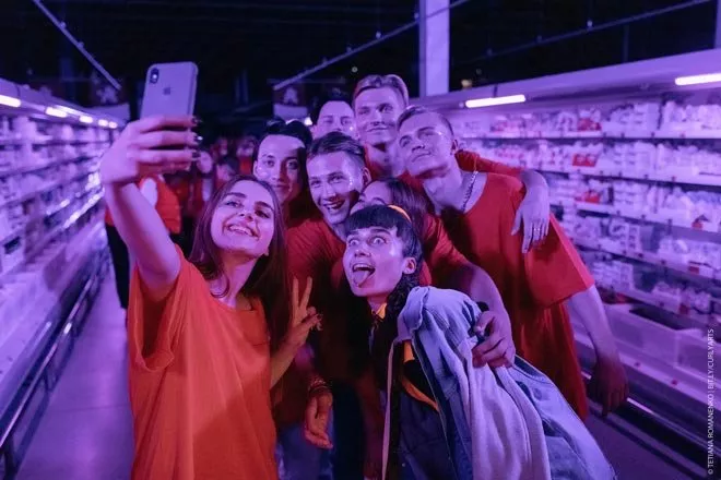 Jerry Heil стала кур'єром зі служби доставки - 5 Jerry Heil стала кур'єром зі служби доставки - 5 - изображение