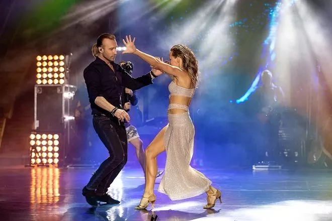 Впервые в истории «Танців з зірками»: Олег Винник станцевал пасодобль на живом концерте - 1 - изображение