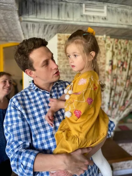 Телеведущий ТСН Святослав Гринчук показал фото со дня рождения дочери - 1 - изображение