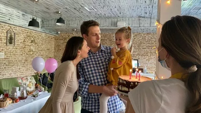 Телеведущий ТСН Святослав Гринчук показал фото со дня рождения дочери - 2 - изображение