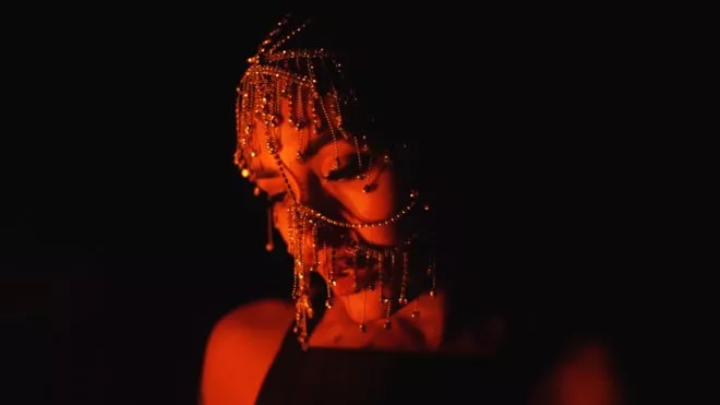 “Он меня, действительно, покорил”: Анна Добрыднева рассказала о личном в новом клипе - 3 - изображение