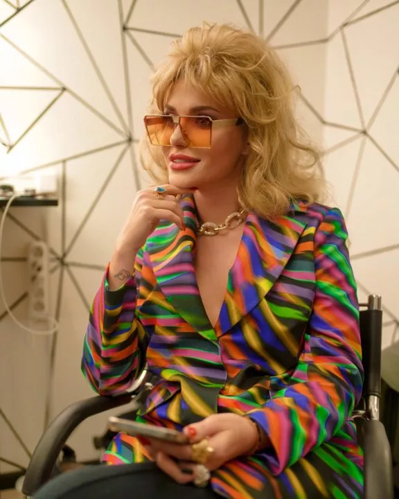 Восемь альтер-эго Славы Каминской в новом клипе Slava Bogu - 1 Восемь альтер-эго Славы Каминской в новом клипе Slava Bogu - 1 - изображение