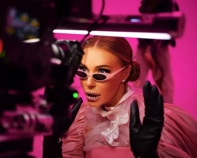 Восемь альтер-эго Славы Каминской в новом клипе Slava Bogu - 2 Восемь альтер-эго Славы Каминской в новом клипе Slava Bogu - 2 - изображение