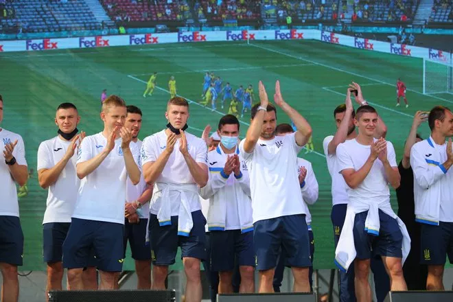 Епіцентр та вболівальники зустріли футбольну збірну в Борисполі - 2 - изображение