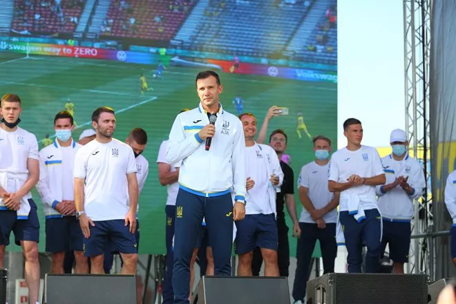 вболівальники зустріли футбольну збірну