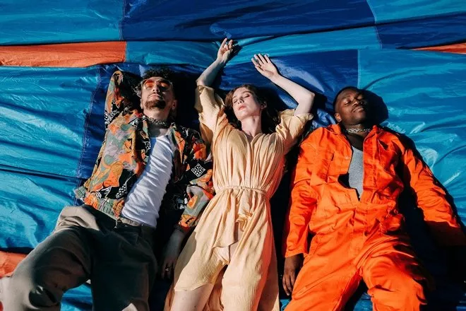 Полiт на повiтряній кулі та спалах емоцій у новому кліпі TVORCHI Falling - 1 Полiт на повiтряній кулі та спалах емоцій у новому кліпі TVORCHI Falling - 1 - изображение