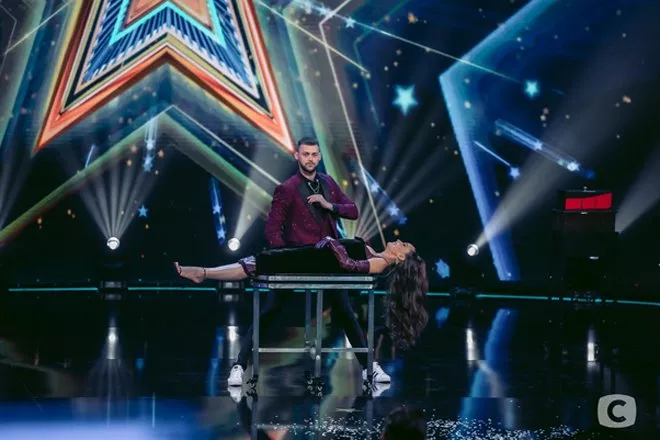 Судья Ксения Мишина левитировала на Україна має талант - 2 Судья Ксения Мишина левитировала на Україна має талант - 2 - изображение