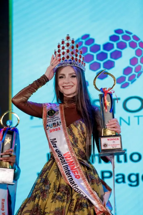Украинка Кристина Выкалюк стала победительницей Mrs. Global International 2021 в Дубае - 1 Украинка Кристина Выкалюк стала победительницей Mrs. Global International 2021 в Дубае - 1 - изображение