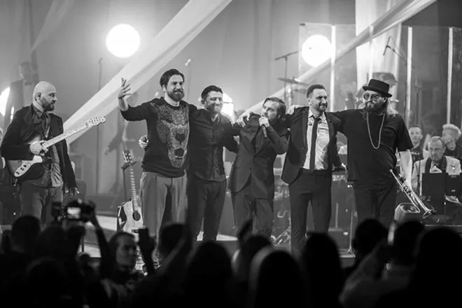 Повний зал, сотні ліхтариків та зіркові дуети: гурт СКАЙ відзначив своє 20-річчя - 1 Повний зал, сотні ліхтариків та зіркові дуети: гурт СКАЙ відзначив своє 20-річчя - 1 - изображение