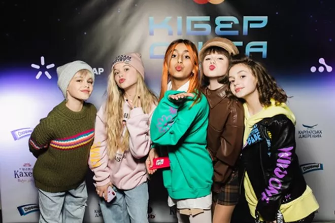 Джамала, Фагот, Илона Гвоздева и другие на допремьерном показе Кібер Санта. Інший вимір - 1 Джамала, Фагот, Илона Гвоздева и другие на допремьерном показе Кібер Санта. Інший вимір - 1 - изображение