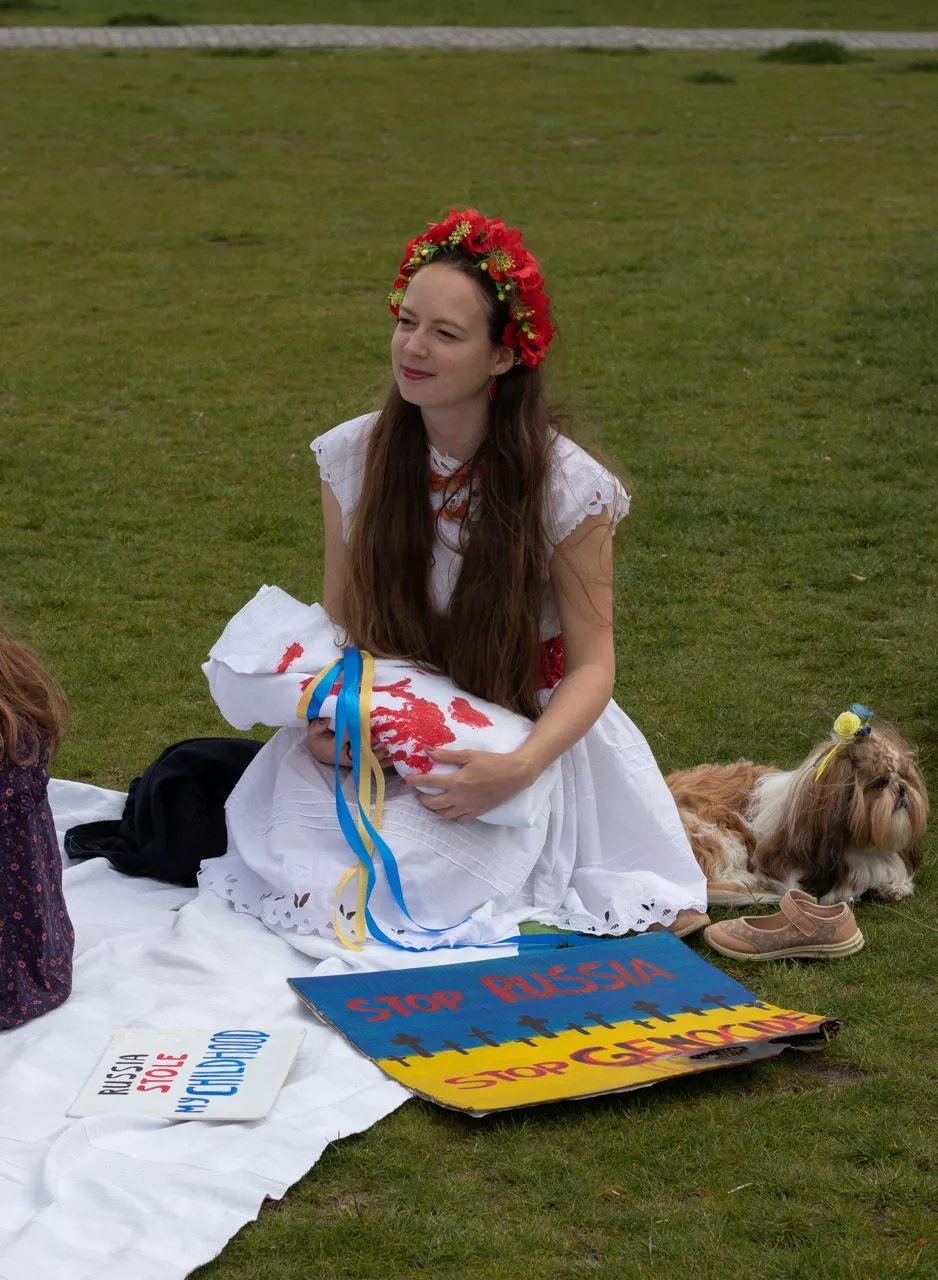 Співачка alyona alyona вийшла на Марш Матерів у Чехії - 4 - изображение