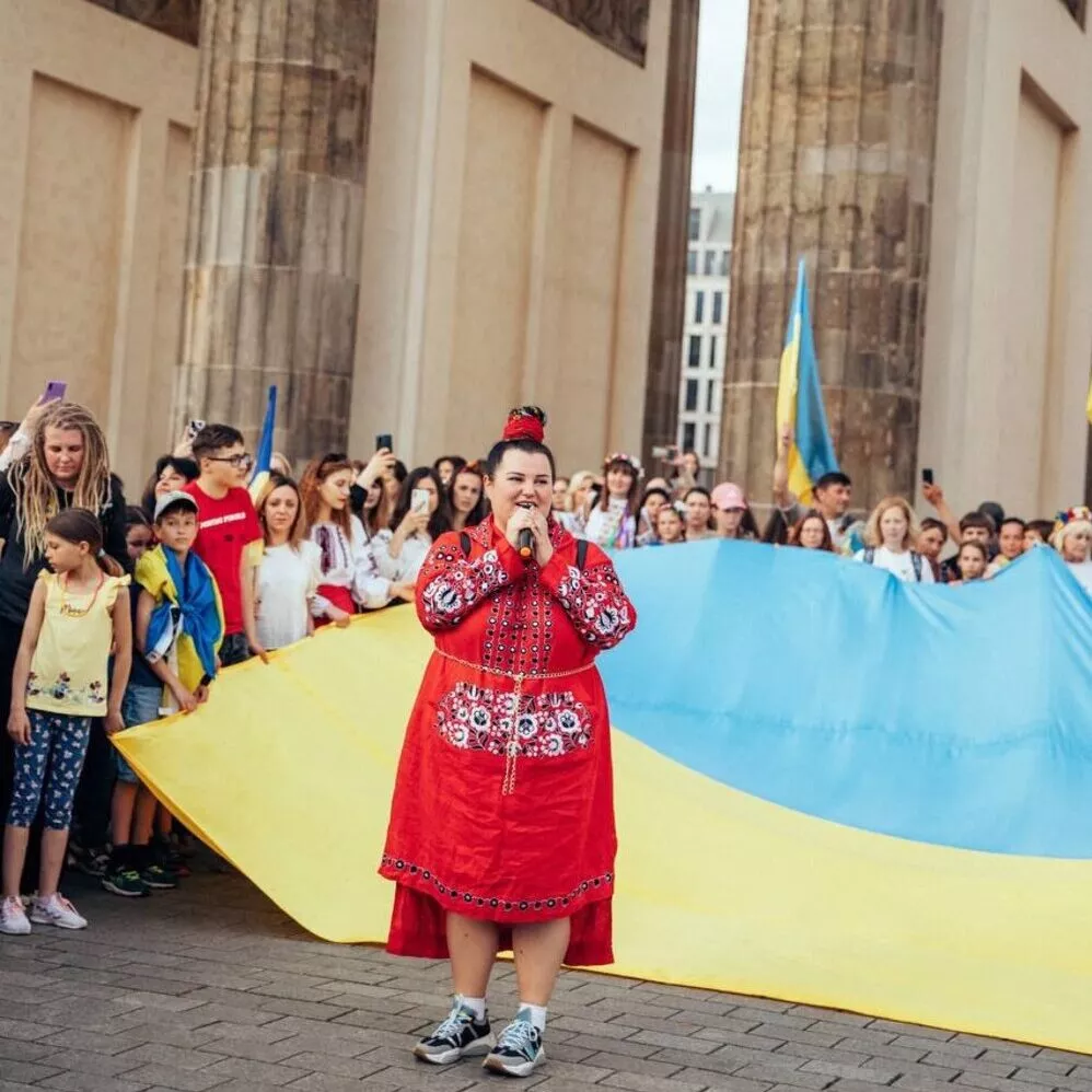 Співачка alyona alyona вийшла на Марш Матерів у Чехії - 1 - изображение