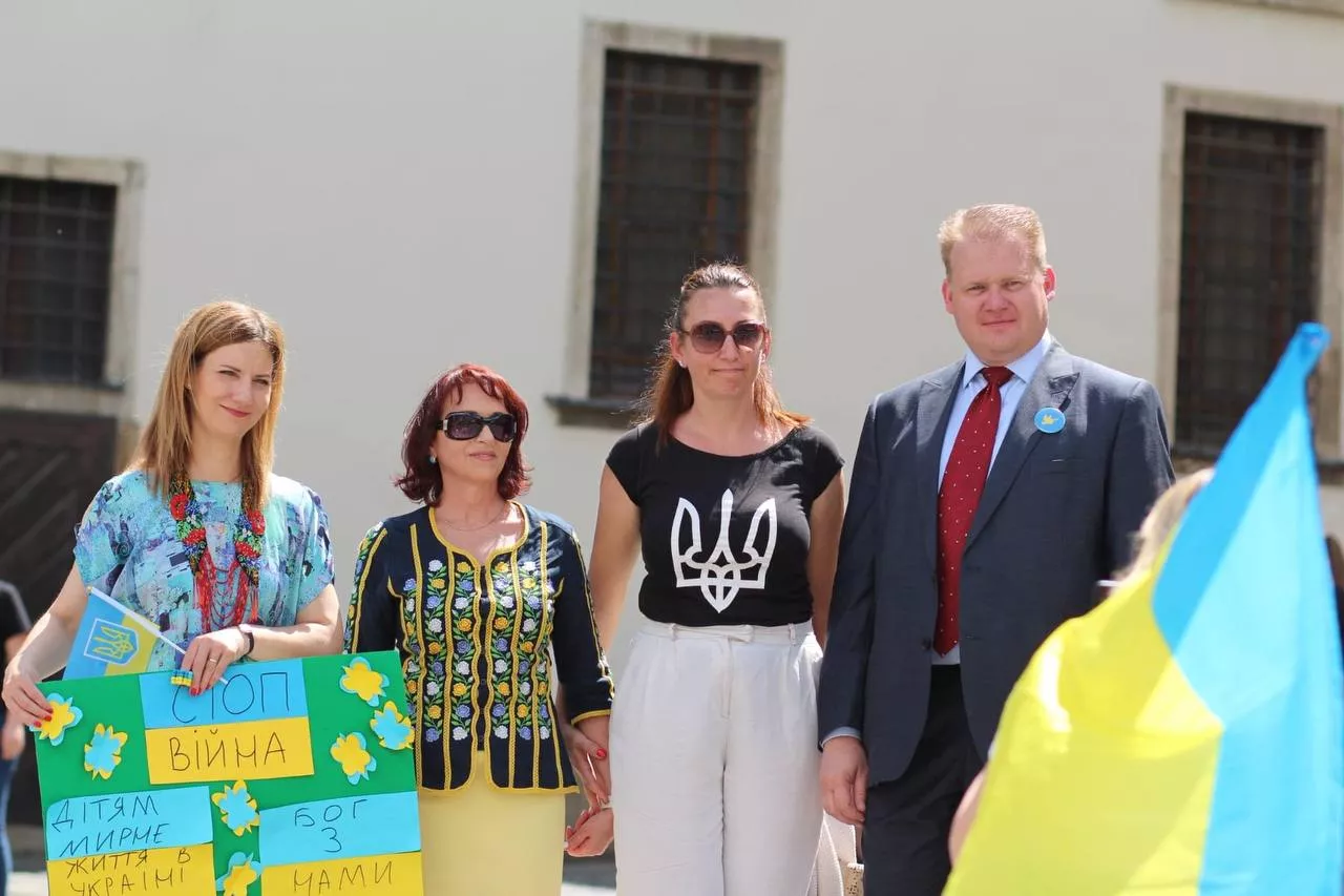 Співачка alyona alyona вийшла на Марш Матерів у Чехії - 2 - изображение