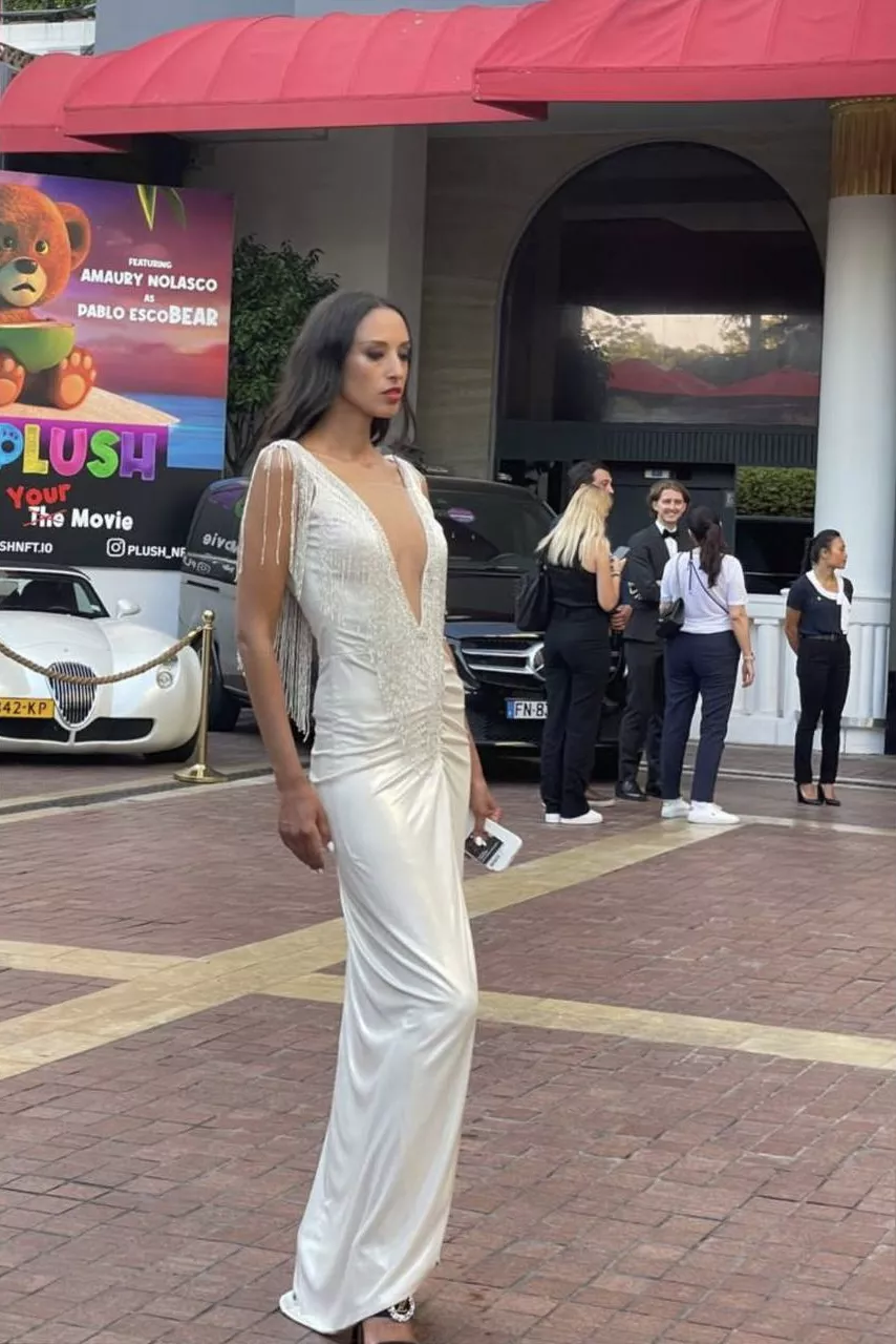 Модель Вероніка Островська підтримала Україну на Каннському кінофестивалі - 3 Модель Вероніка Островська підтримала Україну на Каннському кінофестивалі - 3 - изображение