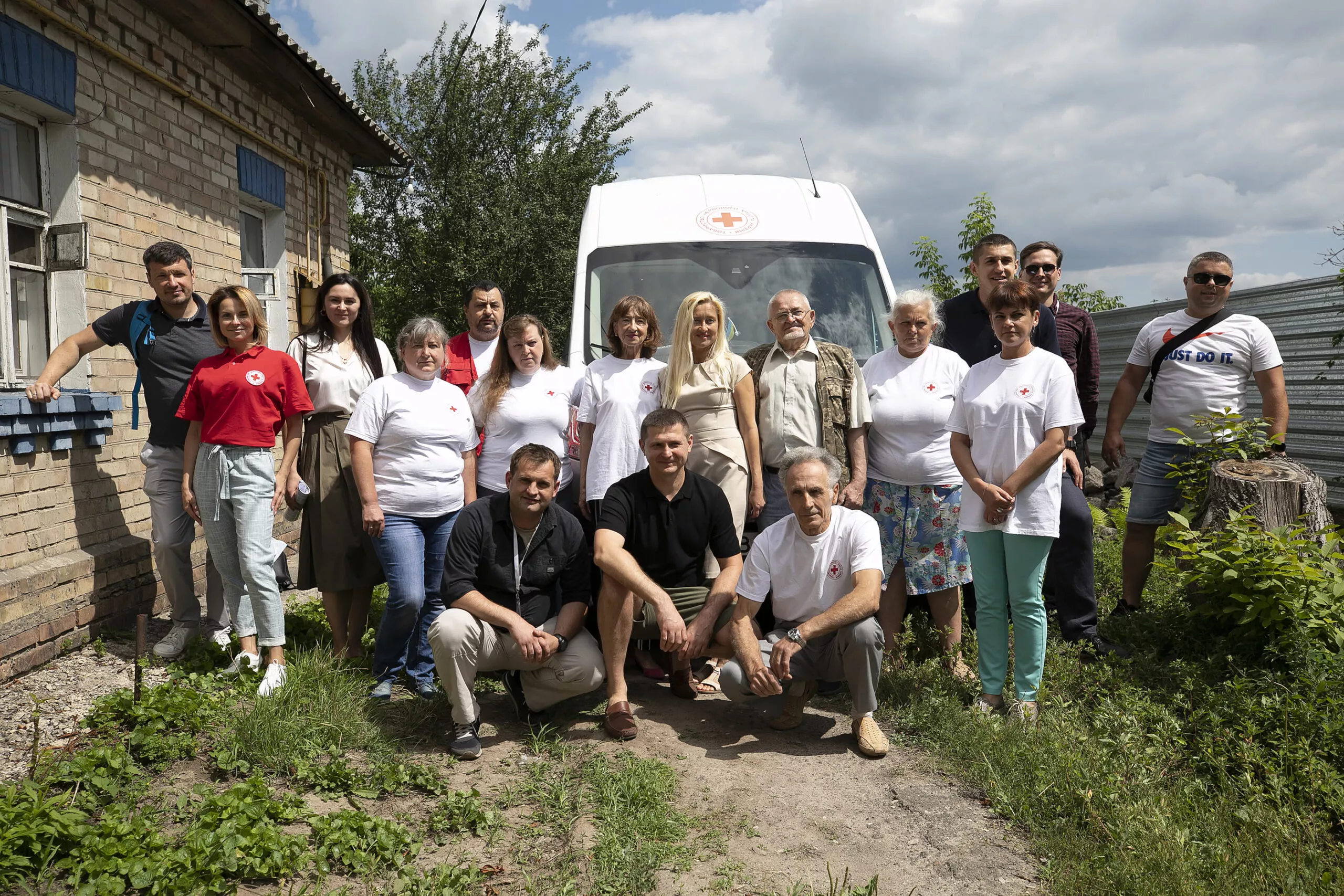 Волонтери Червоного Хреста України та БФ Перемога України 